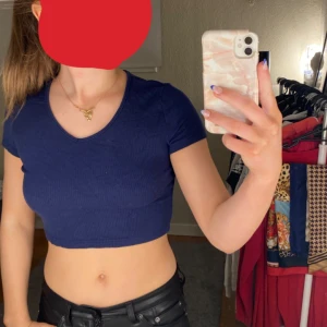 Stretchig T-shirt från Shein st M - Marinblå kroppad T-shirt som är väldigt elastisk så passar många storlekar. Knappt använd därav säljer jag den med hopp om att den får ett nytt hem.