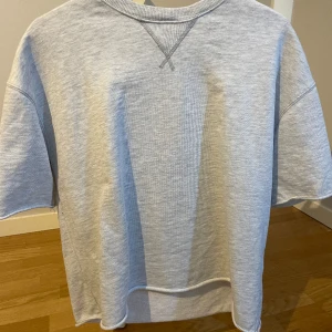 Grå college t-shirt - Grå college t-shirt från zara💗