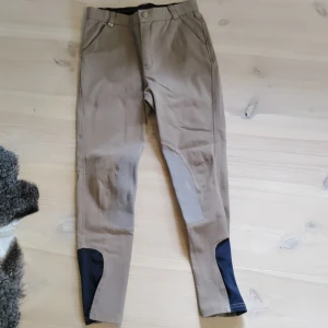Beigea ridbyxor - Säljer dessa ridbyxor, väldigt skönt material och nästan lite stretchigt, välanvända men i fint skick 