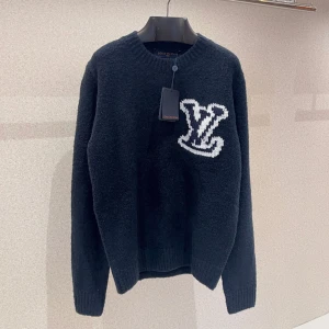 LV Knitt Sweatshirt Navy Blue - Hej, säljer min LV Sweatshirt, andledning är till att den passar mig ej mer, kvitto ingår med LV påse och papper, Originalpris 7999kr och knappas använd, tag sitter kvar på den, pris kan diskuteras  DMa för fler frågor eller funderingar, kan gärna MU