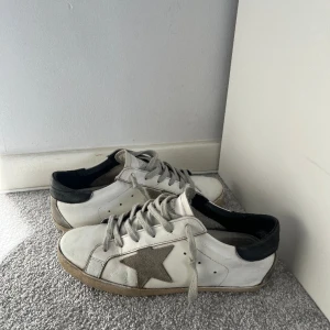 Golden goose skor - Hej, säljer nu ett par sjukt feta och stilrena golden goose superstars! || Skick 8.5/10 || Storlek 41 || Självklart äkta, kvitto tillkommer!