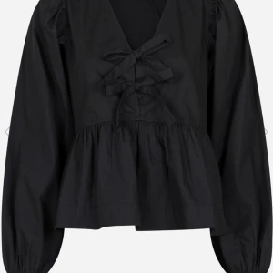 Poplin blus från Neo Noir - Bessie c poplin blus från Neo noir ordinarie pris 749 kr. Helt oanvänd med prislapp kvar.