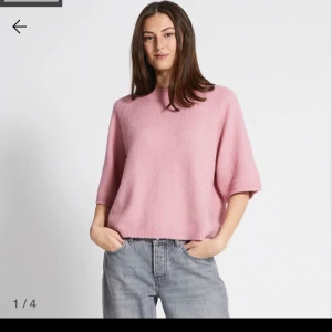 Stickad tröja - Jag säljer nu min trekvarts stickade tröja från lager 157, storlek M men passar mig som vanligtvis har S. Aldrig använd då färgen inte passade min hårfärg💞 