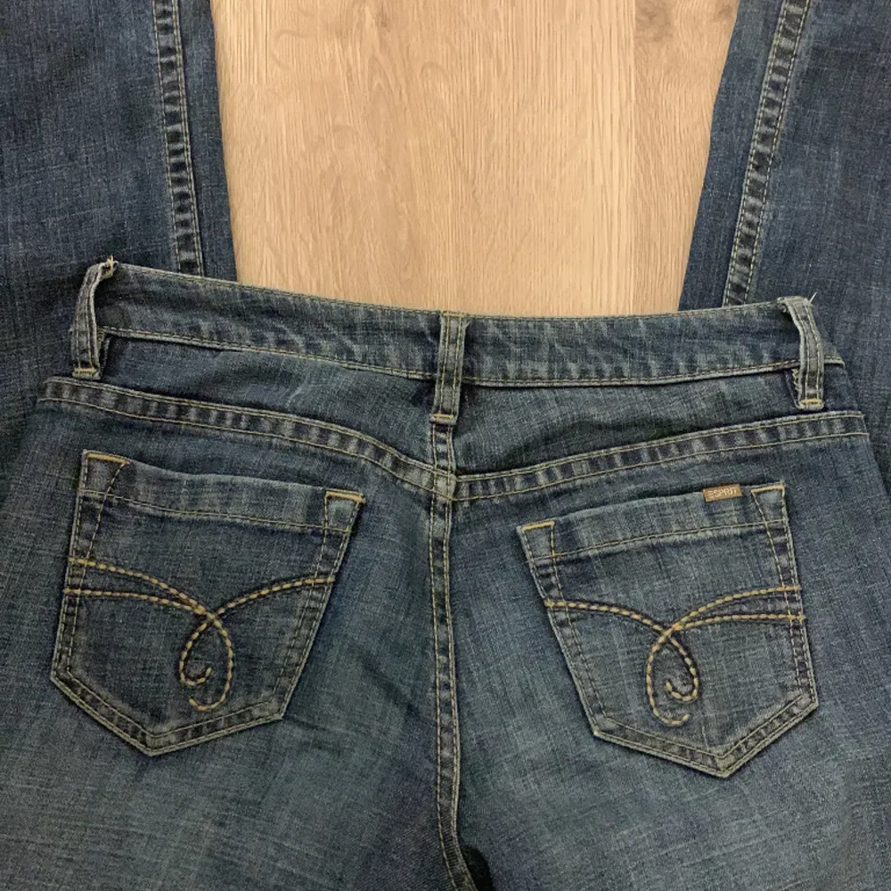 Så snygga mörkblå lågmidjade jeans från esprit😍skriv för fler bilder eller frågor💞. Jeans & Byxor.