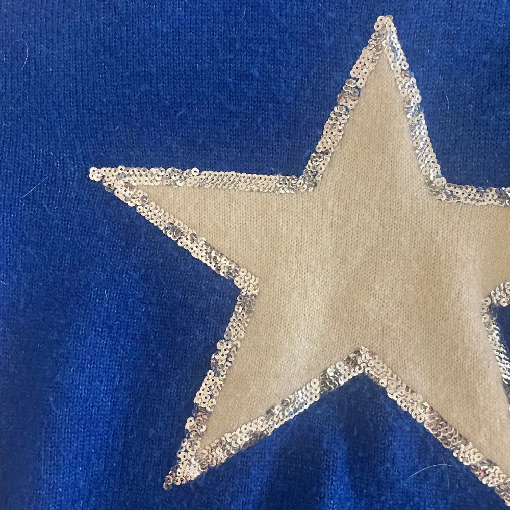 Mörkblå stjärn stickad tröja från England. Aldrig använd och jätte fin. . Stickat.