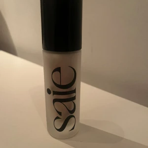 Saie drops starglow - Glow drops från Saie, i färgen starglow. Knappt använd och är 30 ml. Säljer för 200 kr.