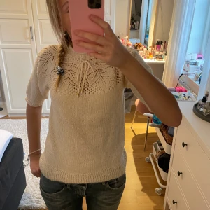 Stickad tröja - Fin cremevit trekvartströja. Köpt på plick men kommer inte till användning tyvärr