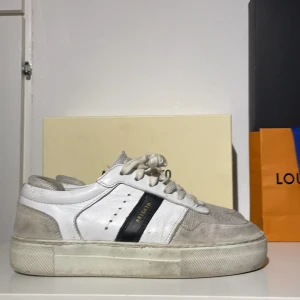 Axel arigato skor - Arigato skor i storlek 38, allt tillbehör medkommer vid köp, bra skick, erbjuder tvätt innan frakt, kom privat för fler bilder eller frågor!