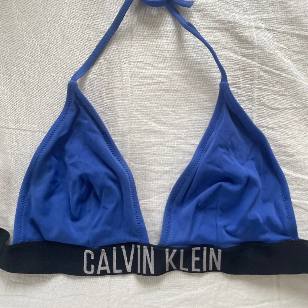 Superfin mörkblå bikinitopp från calvin klein, köpt för 399 kr i butik! Aldrig använd så alltså i sjukt bra skick! . Övrigt.