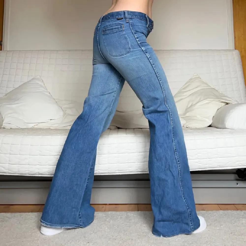 Midja: 66cm✨ Innerben: 81cm✨Storlek: W28L36 (passar ungefär XS)✨Jag på bilderna är 172cm lång🥰Obs! En liten slitning under bakfickorna, be om bild❤️. Jeans & Byxor.