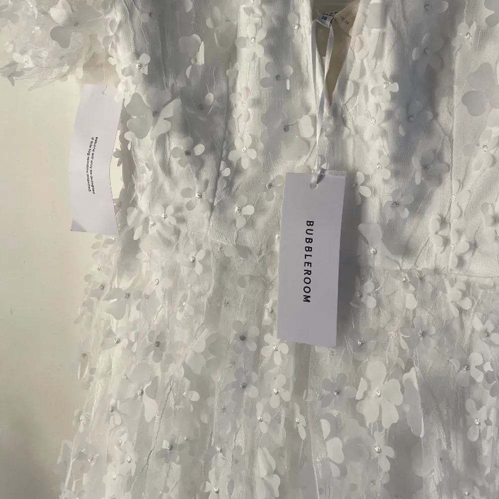 Sprillans ny studentkläning från Bubbleroom , storlek 36 😊 Magisk söt klänning 🤩✨ Modellen heter Floral Dress 🌸  Nypris 999kr . Klänningar.
