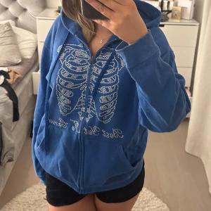 Best Yet To Come hoodie💓 - Hoodien köptes hösten 2021 då de släpptes. Helt slutsåld och tror ej de är aktiva längre💓 Den är använd men fortfarande i bra skick!