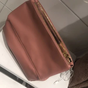 H&M necessär ⭐️ - FRI FRAKT Jätte fin och stor hm smink väska, bra för resor och vattentät❤️ rymmer mycket, något missfärgat plast eftersom den inte säljs längre från ett halv årsen❤️ köpt för 400kr finns inte längre!