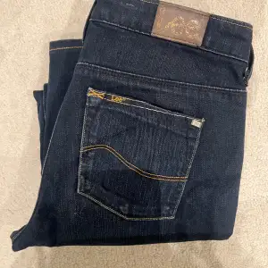 Mörkblåa lågmidjade jeans! Vet inte riktigt med storleken då dom är väldigt gamla men tror de är samma storlekar som nu 