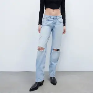 Oanvända midrise jeans ifrån zara med slitningar, superfina och älskar modellen. Säljer då dem inte kommit till användning då jag har andra i samma modell💓💓