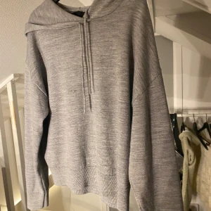 Stickad luvtröja - Super skön stickad luvtröja i marinull🩷 Sparsamt använd i super bra skick💕