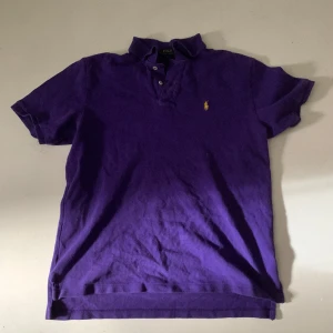 Polo Piké  - En jättefin piké i jätte bra skick knappt använd. Står xl men passar lite mindre. Kom privat för flera bilder. Pris kan diskuteras vid snabb affär