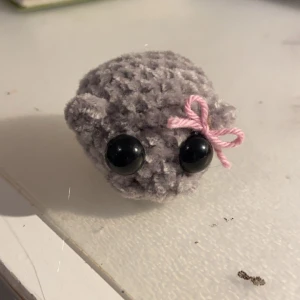 Ledsen hamster meme virkad nyckelring  - Söt hamster från memen på tt. Kom privat vid köp 🫶🏼 tar endast Swish privat för appen vill inte funka för mig 🫠🫠