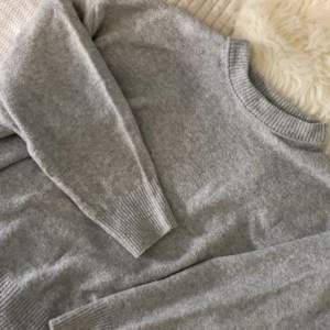 Supermysig stickad grå tröja ifrån pull&bear inte mycket använd så väldigt bra skick. Köpt på Zalando för 379:- 