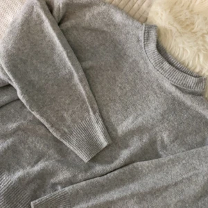 Stickad grå tröja  - Supermysig stickad grå tröja ifrån pull&bear inte mycket använd så väldigt bra skick. Köpt på Zalando för 379:- 