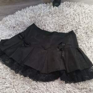 En snygg emo kjol från min emo period💞 Knappt använd så i nyskick💞 Köpt för 150💞