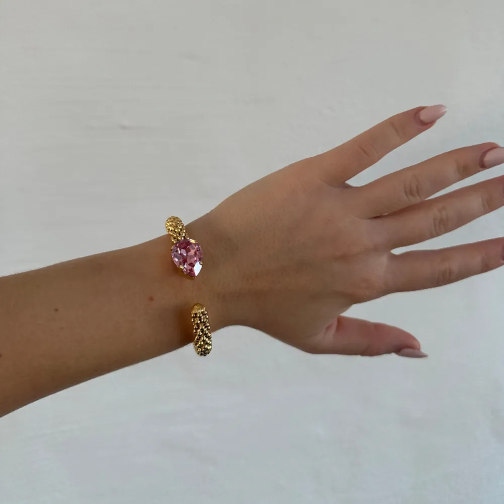 Säljer detta fina armband från Caroline Svedbom i modellen Classic Rope bracelet light rose / Gold🩷aldrig använt så i nyskick utan defekter. Nypris 995🫶🏻. Accessoarer.