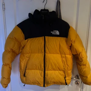 North Face Jacka - Säljer min northface jacka då jag växt ur den och den kommer inte till användning. Köpt för ungefär 2 år sen och har samlat damm i garderoben 