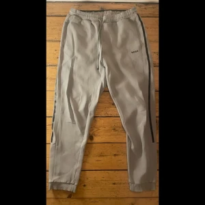 Hugo boss trackbyxor  - Dessa gråa Hugo boss trackbyxor/mjukisar är det super bra material på och dem är riktigt sköna. Köpt på JD sports för ungefär ett år sedan. Bra skick 7.5/10