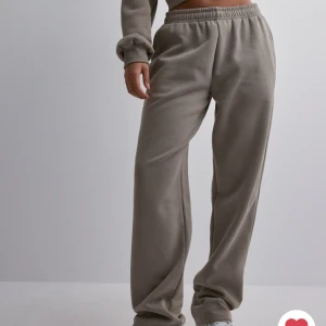 ICIW Mjukis - Säljer dessa sjukt snygga mjukisbyxor från ICIW i färgen ”greige”, som endast är använda en gång, säljer pga att de var för stora🩷🩷 Nypris: 700kr