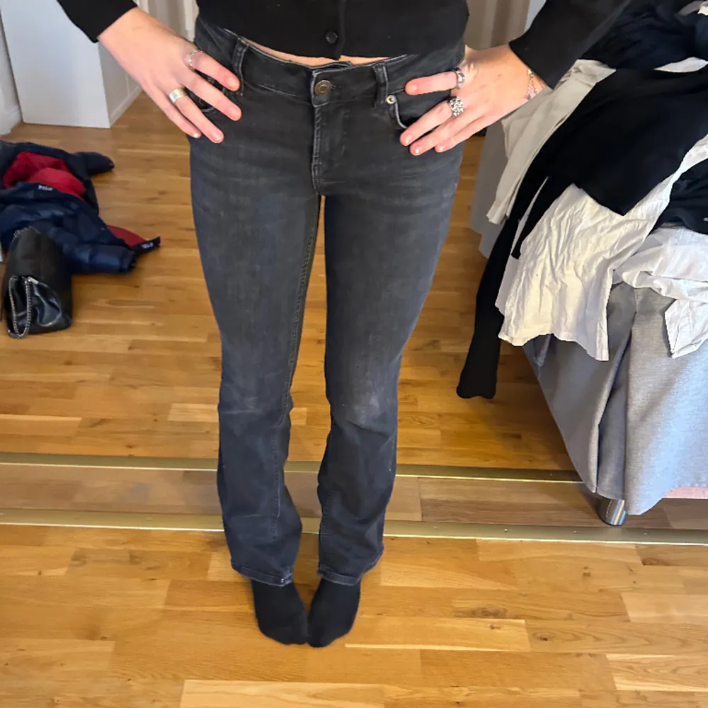 Säljer dessa lågmidjade zara jeans då de ej används  Bra skick  I storlek 36 Skriv om de finns några frågor!. Jeans & Byxor.
