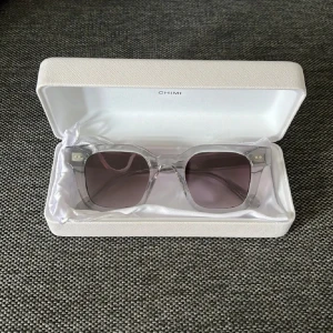 Chimi 004 grå - Sprillans nya Chimi 04 i färgen Grå riktigt trendiga och perfekt inför våren/sommarern | Skick 10/10 (Aldrig använda) | Allt og medföljer |  Ställ gärna frågor eller funderingar! 