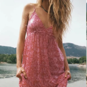 Sommarklänning  - Superfin lång sommarklänning från zara i fina rosa nyanser🥰☺️