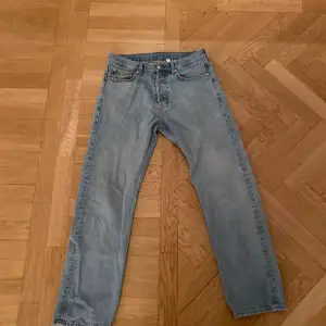 Tja! Säljer dessa snygga Weekday jeans i modellen space. Har knappt använts. Passar en som är cirka 184 cm. Hör av dig om funderingar! 