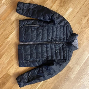 Polo Ralph Lauren jacka - Säljer min sjukt snygga jacka från Rl!! Den är köpt för 1300kr men säljer den för 800 (kommer ha budgivning för 700) Den har inga skador alls eller öppningar. Rekommenderar stort för våren!!🙏🏻❤️🤩