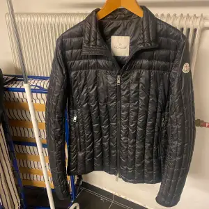 Moncler Darcet Giubbotto jacka | Skick: 8/10 men finns 2 små lagningar med liten tejpbit på högerärm | Storlek: 1/XS/S | Äldre modell | Pris: 1899 | Hör av dig vid minsta fråga eller fundering📩