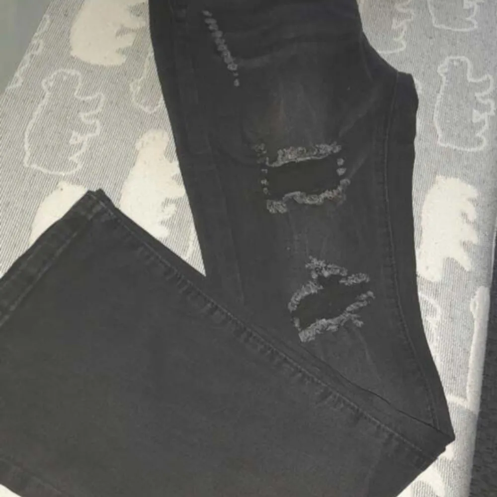 Super fin jeans från shein men är tyvärr för liten. Köpt i storlek ”petite S” och passar som XXS/XS. Köpt för 171kr säljer för 100kr. Kom privat om du har frågor☺️. Jeans & Byxor.