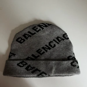 Balenciaga mössa  - Säljer min balenciaga mössa. Bra skick 9/10 Inga skavanker eller flaws