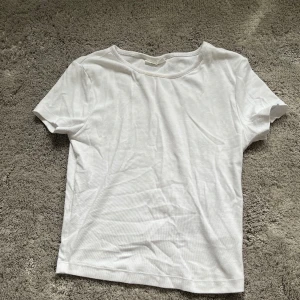 Tight t-shirt - Jättefin tight tröja till sommaren. Den är ifrån Gina och är i storlek s. Nästan aldrig andvänd