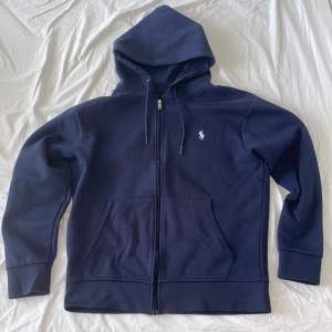 En hoodie med zip bra skick förutom en liten fläck på baksidan av ärmen( se bild 3)  pris kan diskuteras.