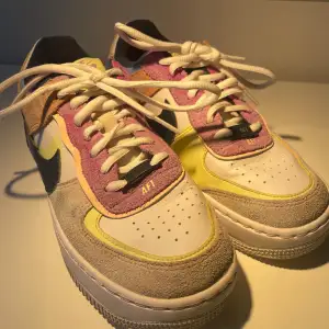 Våriga mulitfärgade sneakers köpta för 1100kr. 💕Har några synliga defekter (kolla främst bild 3) därav priset! Annars är dom i nyskick! Köp gärna med köp nu🥰🥰