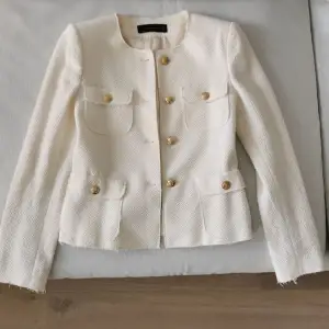 Chanel-inspirerad vit jacka/blazer från Zara, storlek S 💕