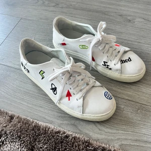 Axel arigato skor - Säljer mina sneakers från Axel arigato, jättecoola och snygga, limited och går inte få tag på längre 💛 storlek 38