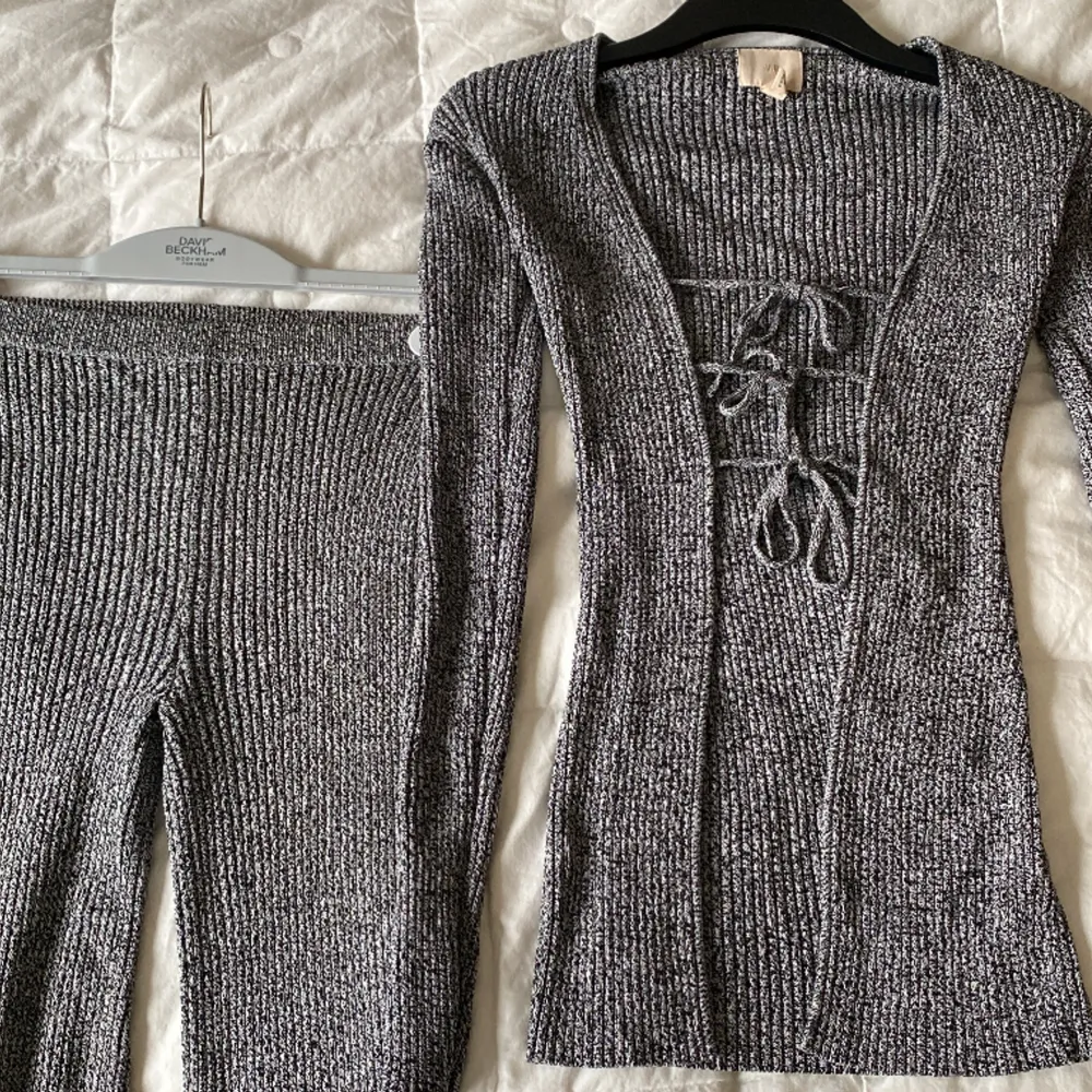 Ett två delat ribbat knitted set med slits i byxan. Storlek XS, använd 2-3 gånger. Den ser och känns ny. Köpt för 800 kr på H&M. Tröjor & Koftor.