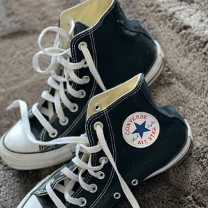 Svarta converse - Säljer mina converse då de inte kommer till användning, bra skick, lite smutsiga på sulorna bara, använt 1-2 gånger 🖤 Storlek 38, nypris ca 800 