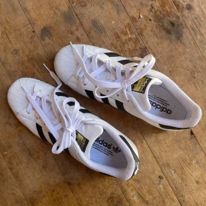 Oanvända Adidas - Använda en gång men syns inga tecken på det, så fina men för stora för mig 🥹