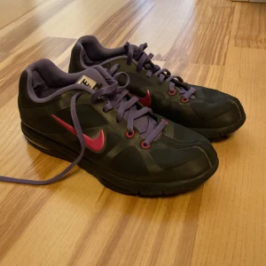 Nike skor strl 37.5 - Säljes i begagnat skick. Kolla gärna in mina andra annonser för samfrakt!