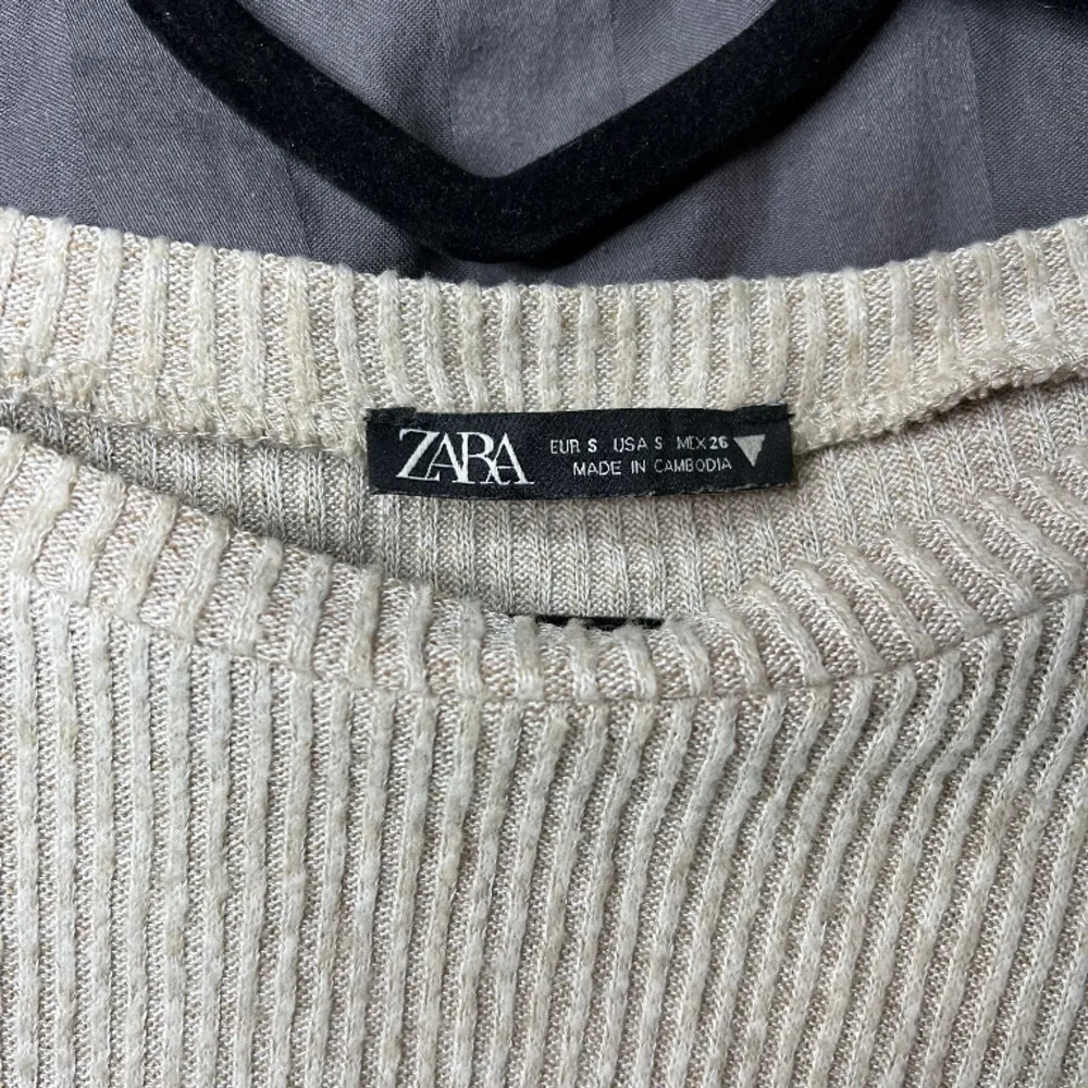 Jättesöt beige tröja från Zara  Knuten går att knyta upp och knytas på annat sätt om så önskas  Endast använd några gånger men finns lite noppor. Tröjor & Koftor.