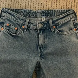 Säljer ett par super fin Low waisted jeans  i modellen arrow från weekday i storlek w24 L34 i ljusblå färg 💕( köpte för :ca 590kr) Jensen är i fint skick och kontaktas bara för fler frågor 💕( köparen står för frakten )