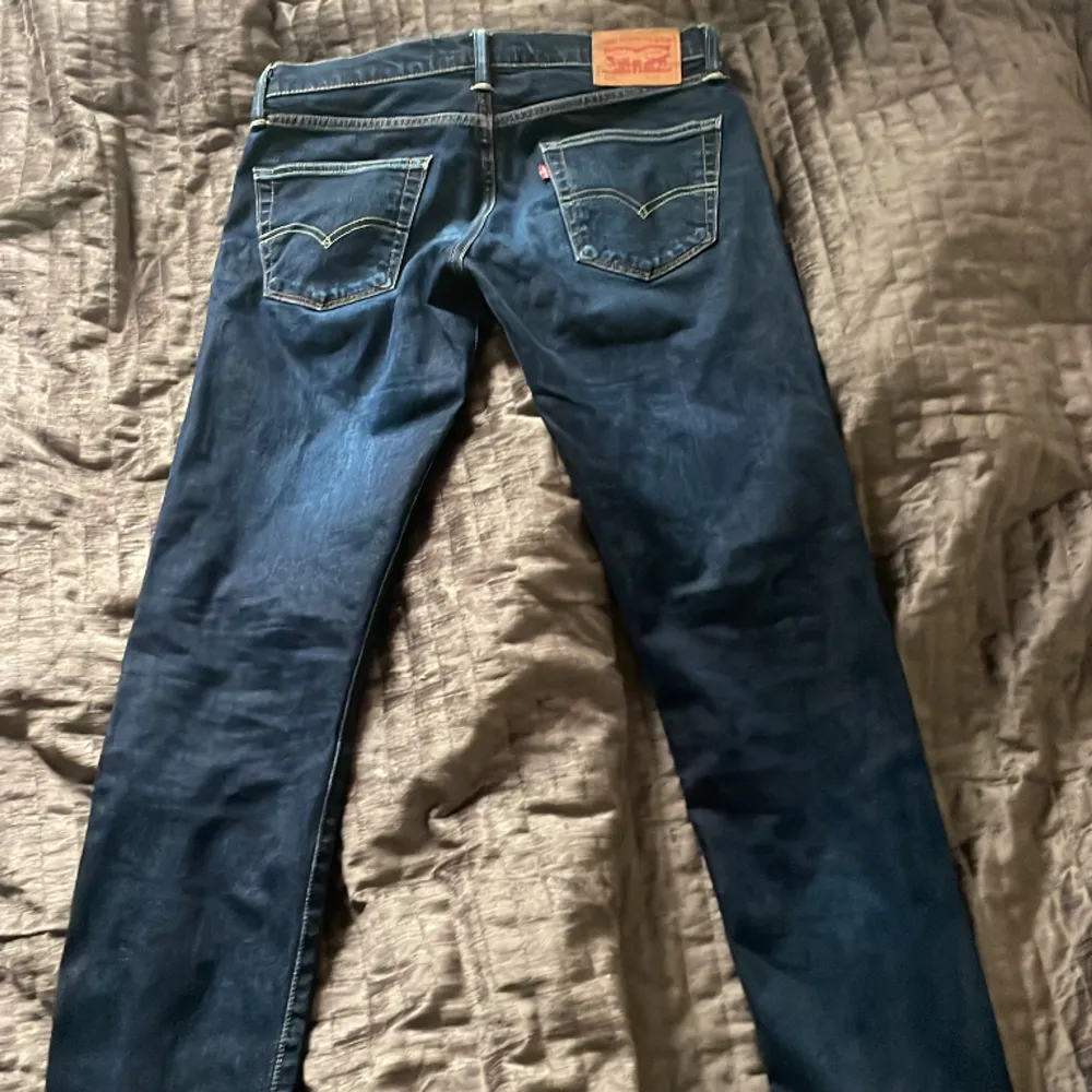 Hej säljer nu dessa snygga Levis jeans då dom blivit för små. Väldigt snygga och modellen på jeansen är 511or och är slim jeans. W 33 L 32. Pris kan diskuteras, skick 9/10. Jeans & Byxor.