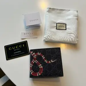 Gucci Plånbok, 10/10, 1:1 Du får med dig en tygpåse till plånboken och lite lappar + ett kort med Gucci logga!